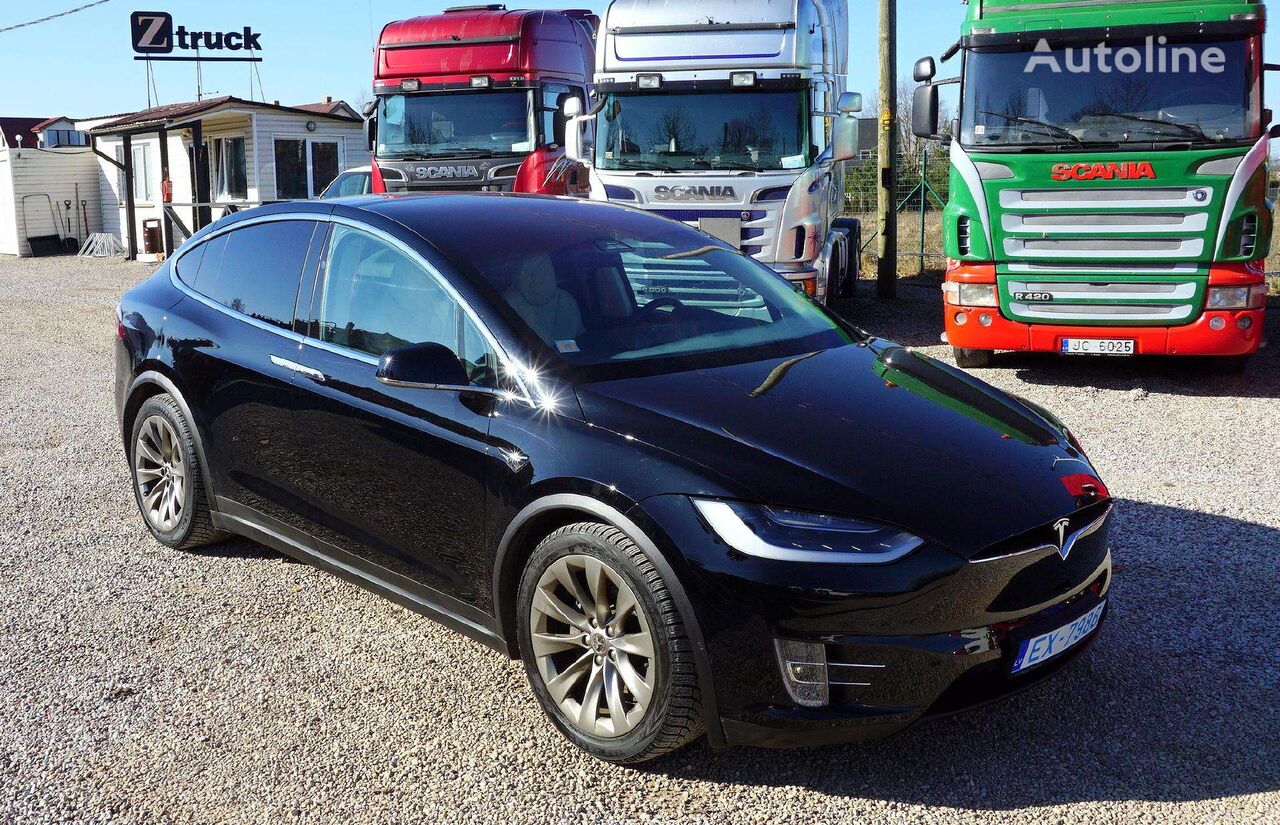 Tesla Model X hečbek