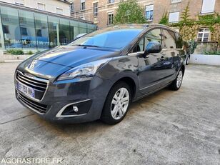 Peugeot 5008 minivan