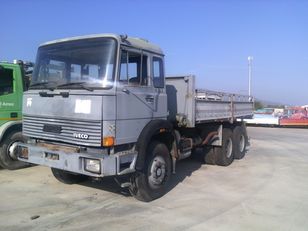 IVECO 330.35 kamion s ravnom platformom