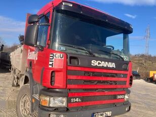 Scania P114 kamion s ravnom platformom